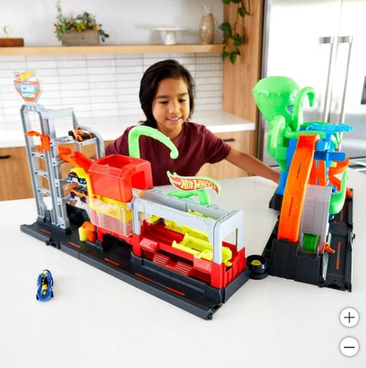 Hot Wheels Octo Carwash and 3 Color Reveal Cars